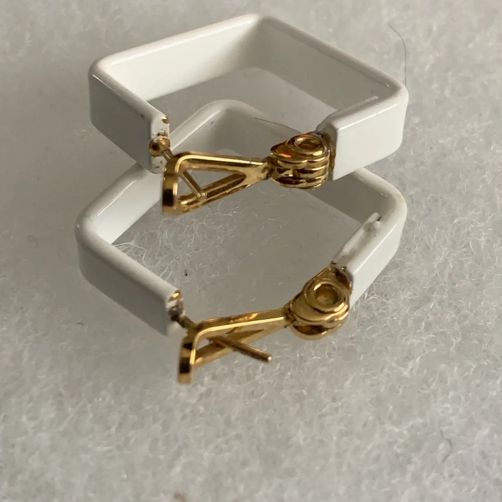 Vintage 60s Monet Pat.pend white and gold-tone geometric Hoop Clip-On Earrings - Picture 11 of 12